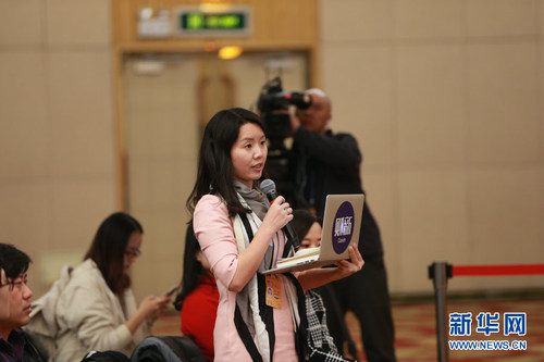 图为财新周刊记者提问。