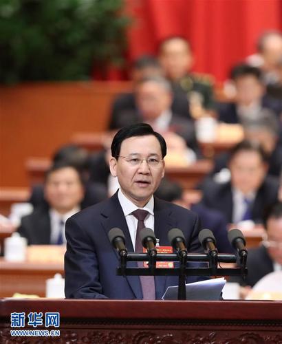 3月9日，全国政协十二届五次会议在北京人民大会堂举行第二次全体会议。这是李守镇委员代表全国总工会作《建设高素质产业工人队伍打造更多“大国工匠”》的发言。 新华社记者 刘卫兵 摄