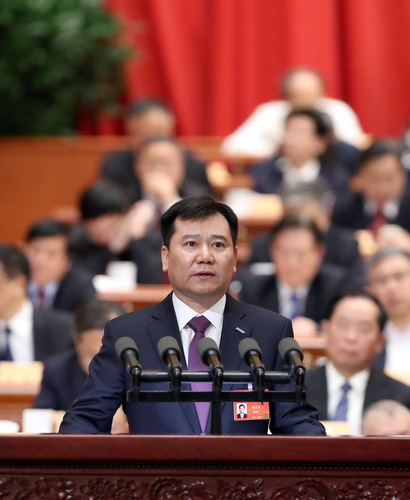 张近东委员代表全国工商联作《大力推动实体零售向智慧零售转型》的发言 张近东委员代表全国工商联作《大力推动实体零售向智慧零售转型》的发言