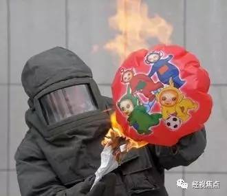 男子路边抽烟头顶突现氢气球遭炸伤 气球飘自邻省