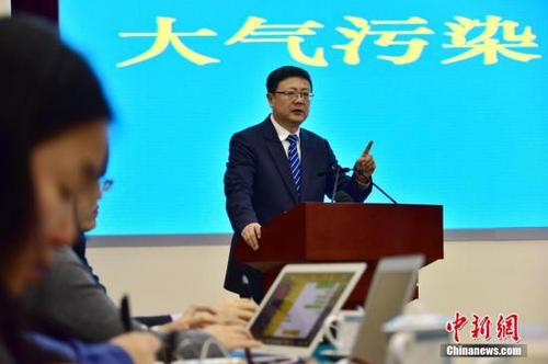 2017年1月6日晚，环保部部长陈吉宁主持召开大气污染防治媒体见面会，向记者们介绍大气污染防治相关问题，并回答了记者们的提问。<a target='_blank' href='http://www.chinanews.com/'>中新社</a>发 章轲 摄 图片来源：CNSPHOTO