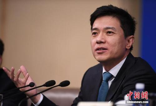 资料图 李彦宏回答记者提问。<a target='_blank' href='http://www.chinanews.com/'>中新社</a>记者 侯宇 摄