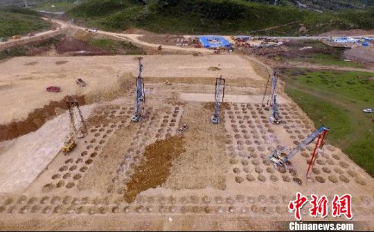 2016年8月3日，甘孜格萨尔机场建设工地上一片繁忙。当日，位于四川德格和甘孜县交界处的甘孜州格萨尔机场项目建设进展顺利，力争2017年10月1日建成通航。该机场投资估算约24.88亿元，跑道长4000米，属于高高原机场，建成后民众从成都前往甘孜、德格、白玉、新龙县等地的路途时间将大大缩短，也将助推当地经济社会发展和藏区农牧民脱贫奔小康步伐?！×踔铱?摄