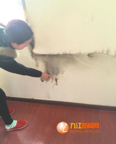 ▲墙上有被火烧过的痕迹。