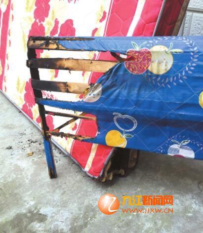 ▲被烧毁的床。