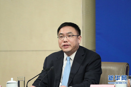 记者会主持人曲卫国。