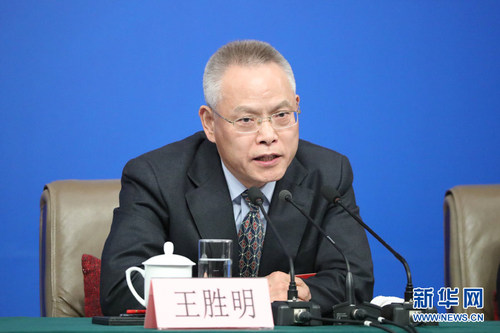 图为王胜明回答记者提问。新华网中国政府网 孙韬 摄