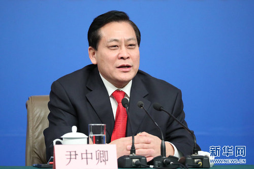 图为尹中卿回答记者提问。新华网中国政府网 孙韬 摄