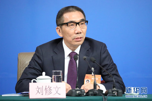 图为刘修文回答记者提问。新华网中国政府网 孙韬 摄