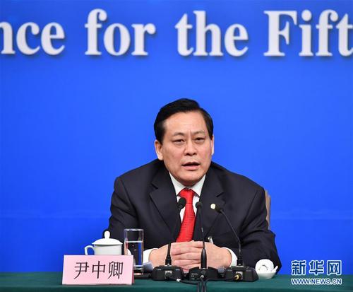 这是尹中卿在回答记者提问。