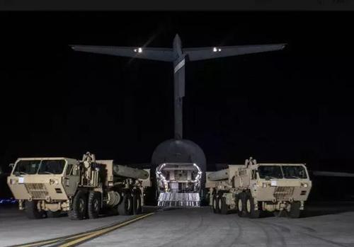 韩联社3月7日称，韩美开始在韩部署“萨德”系统，将经相关程序在星州部署“萨德”系统。目前，“萨德”发射架及部分装备已抵韩，“萨德”装备于6日抵达韩乌山空军基地。