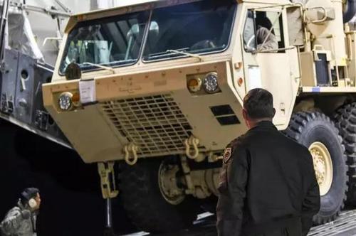 韩联社3月7日称，韩美开始在韩部署“萨德”系统，将经相关程序在星州部署“萨德”系统。目前，“萨德”发射架及部分装备已抵韩，“萨德”装备于6日抵达韩乌山空军基地。222