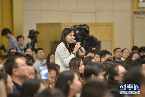 图为上海证券报记者提问。