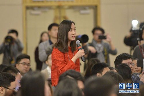 凤凰卫视记者提问王健 摄 凤凰卫视记者提问王健 摄