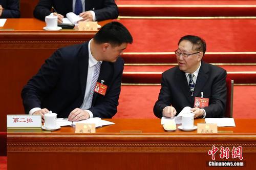 3月10日，全国政协十二届五次会议在北京人民大会堂举行第三次全体会议?；崆耙γ魑保ㄗ螅┯敫吆椴ㄎ苯惶浮Ｖ行律缂钦?富田 摄