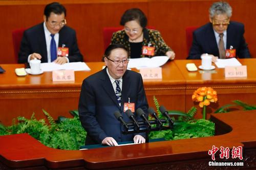 3月10日，全国政协十二届五次会议在北京人民大会堂举行第三次全体会议。图为高洪波委员代表文化艺术界作《坚定文化自信 创作文艺精品》的发言。中新社记者 富田 摄