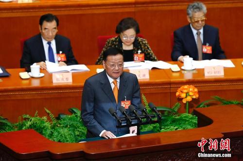 3月10日，全国政协十二届五次会议在北京人民大会堂举行第三次全体会议。图为刘长乐委员作《提高国民素质重在道德引导和法治规范》的发言。中新社记者 富田 摄