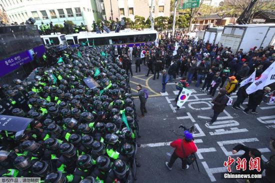 据韩联社报道，韩国宪法法院3月10日裁决朴槿惠弹劾案成立，反对弹劾的群众与警方发生冲突，2人受伤后死亡。