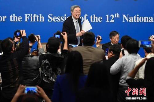 3月10日，十二届全国人大五次会议在北京梅地亚两会新闻中心举行记者会，邀请中国人民银行行长周小川、副行长易纲、副行长兼国家外汇管理局局长潘功胜、副行长范一飞就“金融改革与发展”的相关问题回答中外记者的提问。图为记者在会后追访周小川。<a target='_blank' href='http://www.chinanews.com/'>中新社</a>记者 韦亮 摄