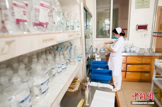 护士节里身怀二孩的护士?；仆?摄