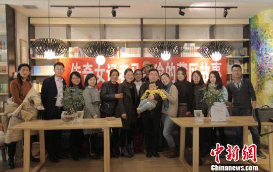 3月8日，马金瑜和丈夫扎西、从青海藏区来的草原藏族女工们，在兰州书店与读者分享她们的草原故事?！×踔姨?摄