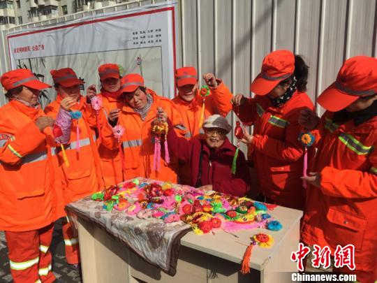 “三八”国际妇女节前夕，滕维雳将自己缝制的百余只荷包亲手送给了兰州市七里河区环卫局的环卫工，表达自己的敬意和感激?！⊙钅?摄