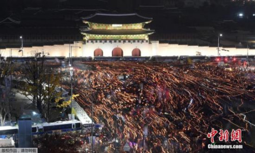 抗议的韩国民众 点击进入下一页