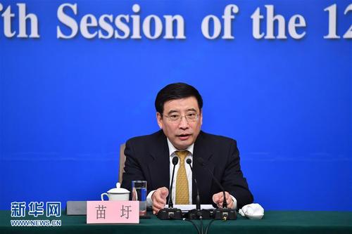 这是苗圩在回答记者提问。