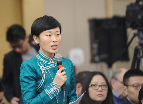 内蒙古广播电视台记者提问。