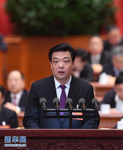 3月11日，全国政协十二届五次会议在北京人民大会堂举行第四次全体会议。这是吉林委员作《提高组织化程度是加强和改进政协民主监督的重要途径》的发言。新华社记者 张铎 摄