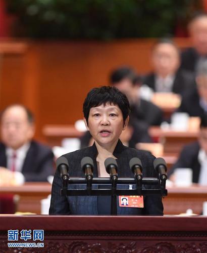 3月11日，全国政协十二届五次会议在北京人民大会堂举行第四次全体会议。这是印红委员作《力戒表面看齐 狠抓政策落地》的发言。 新华社记者张铎 摄