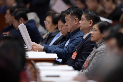 这是委员在听会。新华社记者 王建华摄