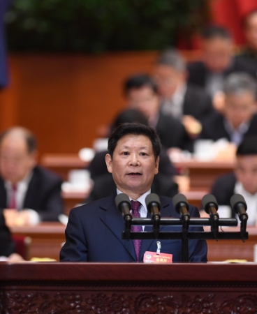 这是高友东委员作《加强知识产权?；?让创新者吃下“定心丸”》的发言。新华社记者 张铎摄