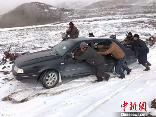 图为降雪导致路面结冰，牧区行车困难?！≈有?摄