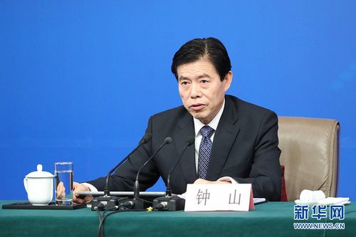 图为商务部部长钟山。