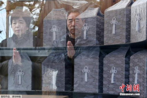 当地时间3月11日，日本民众悼念地震和海啸灾难遇难者，纪念2011年大地震六周年。图为日本民众祭奠大地震和海啸灾难遇难者。