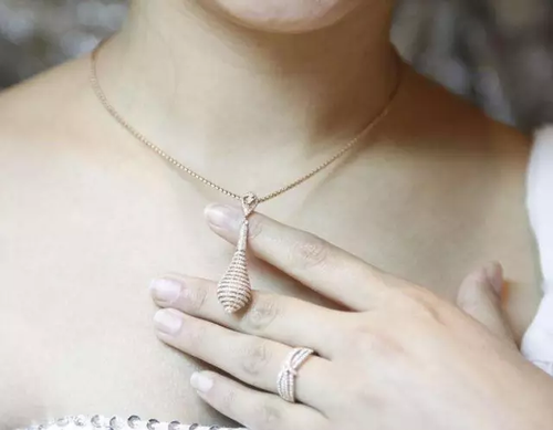 女房客向女房东炫耀项链 女房东一看却震惊了