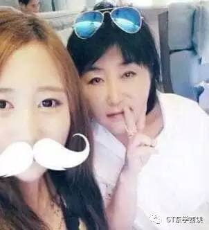 郑维罗和母亲崔顺实。