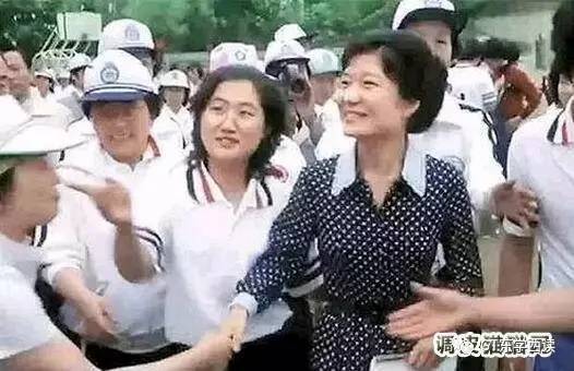 年轻的朴槿惠和崔顺实。