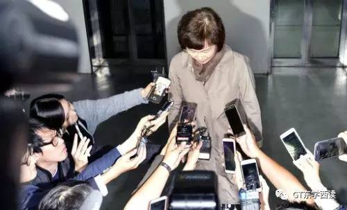 梨花女大校长崔京姬辞职。