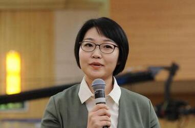 凤凰卫视记者提问“大病保险实效”