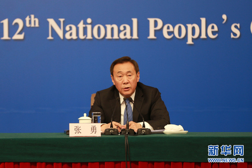 图为张勇在发布会上回答记者提问。