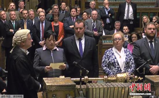 当地时间2月8日晚，英国议会下议院投票通过政府提交的“脱欧”法案，并将法案移交给上议院审议。英国舆论普遍认为，上议院不会阻挠法案，如无意外，英国将在3月底之前如期启动“脱欧”程序。