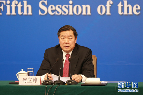 图为何立峰在发布会上回答记者提问。