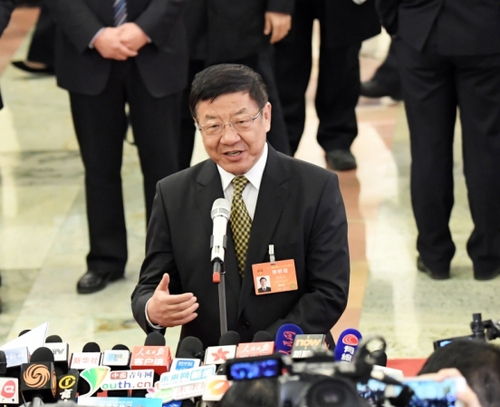 3月12日，十二届全国人大五次会议在北京人民大会堂举行第三次全体会议。这是国家林业局局长张建龙接受采访。新华社记者 赵颖全摄