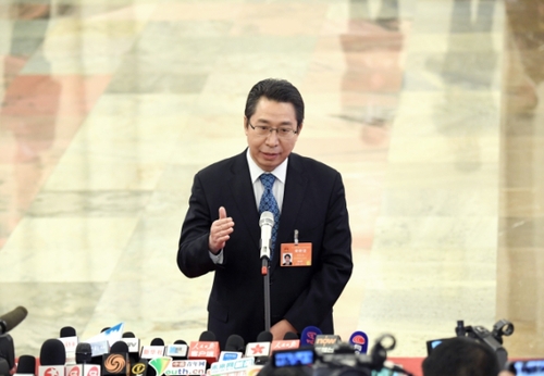 3月12日，十二届全国人大五次会议在北京人民大会堂举行第三次全体会议。这是国家知识产权局局长申长雨接受采访。新华社记者 赵颖全摄