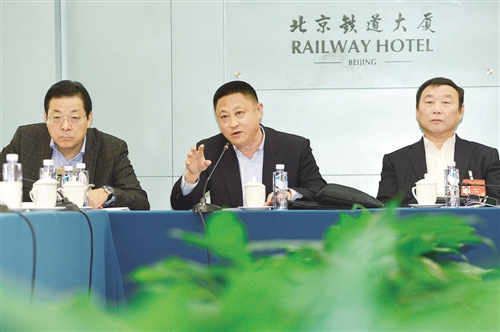 3月9日，全国政协经济界别举行小组会议，胡克勤委员