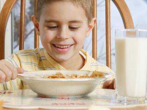 小孩喝酒危害大 别把“小孩醉酒”当儿戏