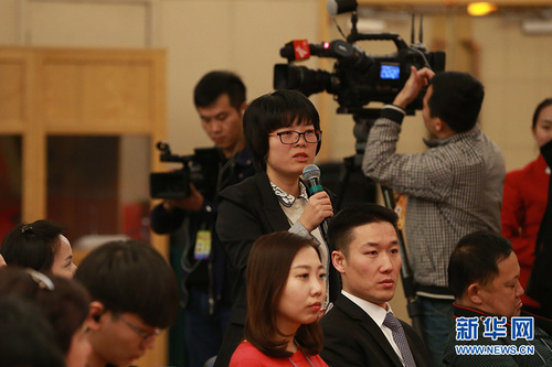 图为新华社记者提问。