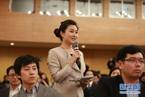 图为中国教育电视台记者提问。